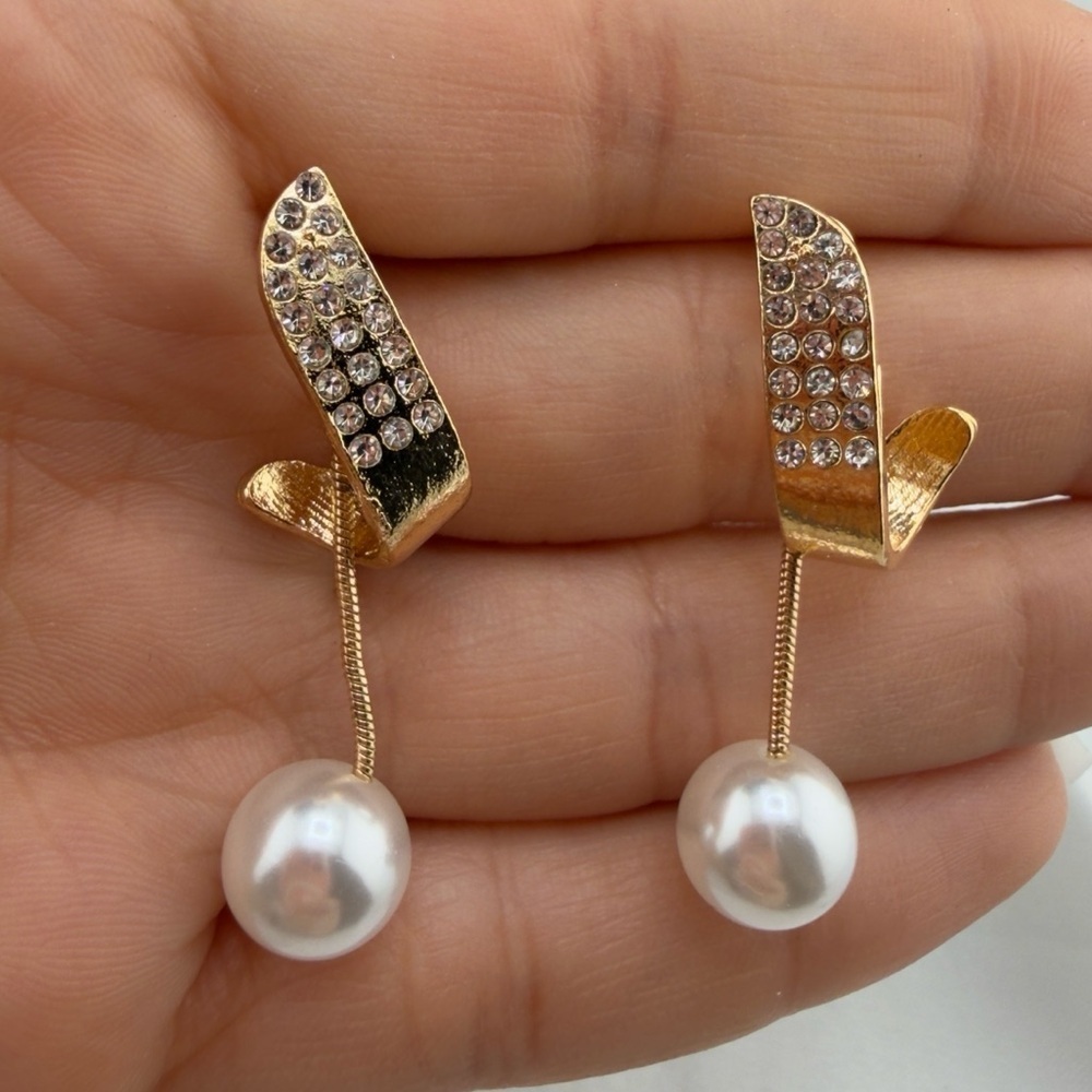 Elegant Gold and Pearl Drop Earrings